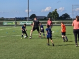 Laatste training S.K.N.W.K. JO8-1 (partijtje tegen de ouders) van maandag 2 juni 2025 (43/123)